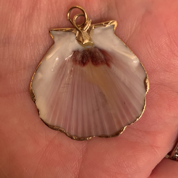 Vintage shell charm with gold border - Picture 7 of 7
